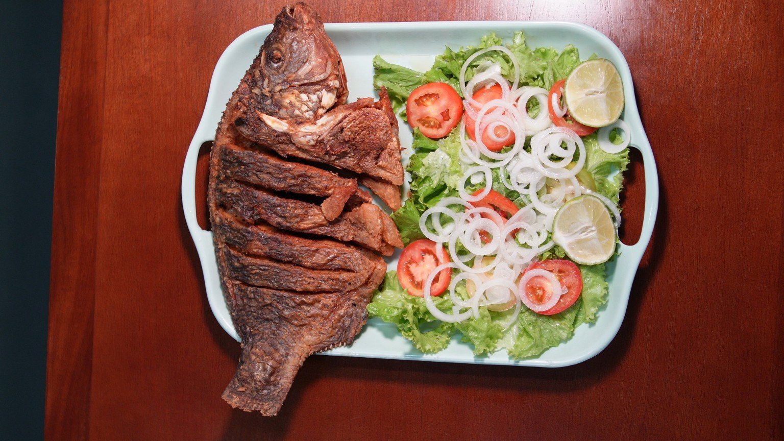 Peixe frito com salada